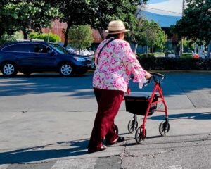 Desplazamiento por Oblatos, persona adulta mayor